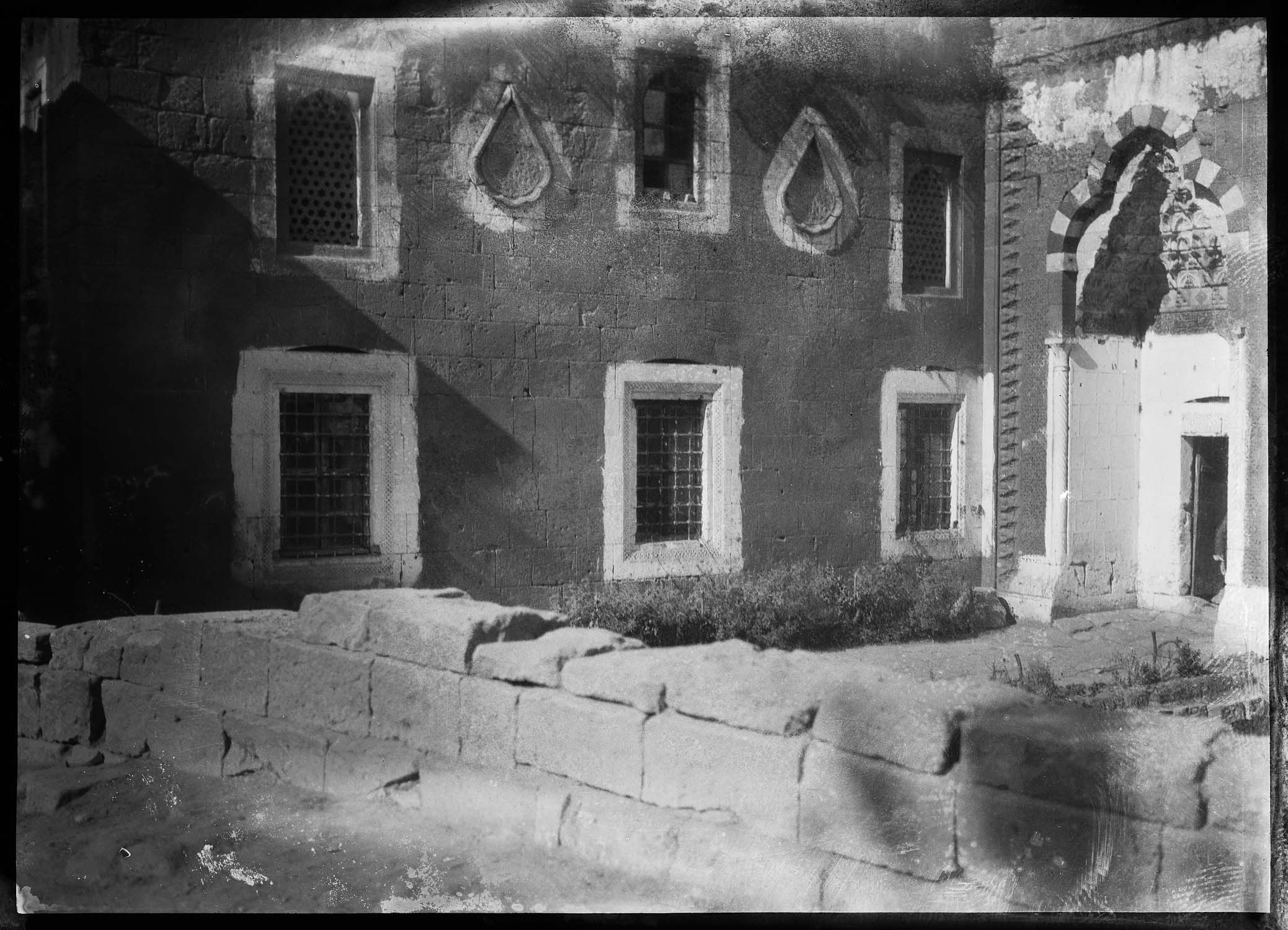 Façade d'une medrese ou mosquée à l'entrée de la ville